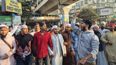 হাদির মৃত্যুর প্রতিবাদে  শাহবাগ উত্তাল, ছাত্র-জনতার অবস্থান