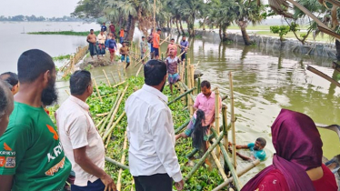 যশোরে বেড়িবাঁধ ভেঙে ১২০০ হাজার বিঘা ফসলি জমি প্লাবিত