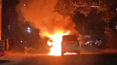 কাকরাইল মোড়ে চলন্ত মাইক্রোবাসে আগুন