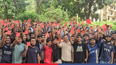 চুয়েট উপাচার্যকে লাল কার্ড দেখালেন শিক্ষার্থীরা চুয়েট উপাচার্যকে লাল কার্ড দেখালেন শিক্ষার্থীরা