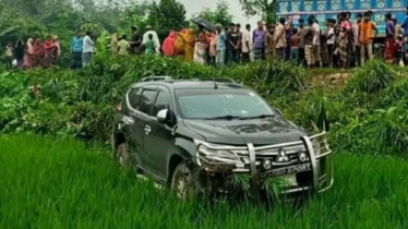 বগুড়ায় বৃদ্ধাকে বাঁচাতে গিয়ে ধানক্ষেতে প্রতিমন্ত্রীর গাড়ি, আহত ৩