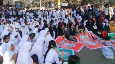 ৩৩% কোটা প্রস্তাবের দাবিতে সাতরাস্তায় কারিগরি শিক্ষার্থীদের অবরোধ