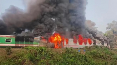 সীতাকুণ্ডে চট্টলা এক্সপ্রেসে আগুন: অল্পের জন্য রক্ষা পেলেন ৬শ যাত্রী