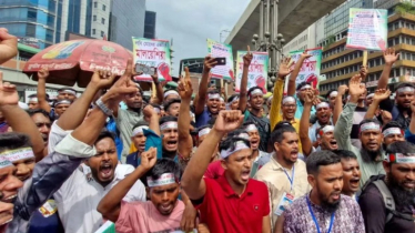 মালয়েশিয়া যাওয়ার দাবিতে কারওয়ান বাজারে অবরোধ