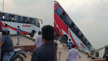 দৌলতদিয়ায় ফেরিতে ওঠার সময় নদীতে যাত্রীবাহী বাস, নিখোঁজ অর্ধশত