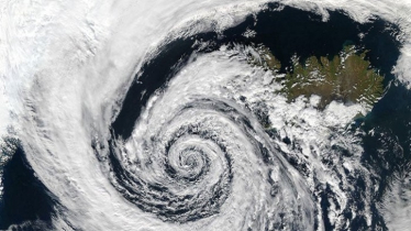 ধেয়ে আসছে শক্তিশালী ঘূর্ণিঝড় ধেয়ে আসছে শক্তিশালী ঘূর্ণিঝড়