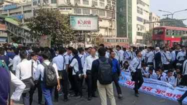 স্কুলিং মডেল বাতিলে ৫ কলেজের শিক্ষার্থীদের শাহবাগ অবরোধ স্কুলিং মডেল বাতিলে ৫ কলেজের শিক্ষার্থীদের শাহবাগ অবরোধ