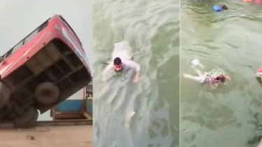 ফেরিতে ওঠার সময় নিয়ন্ত্রণ হারিয়ে বাস পদ্মায়, নিখোঁজ ৪৫