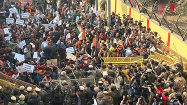 নয়াদিল্লিতে বাংলাদেশ হাইকমিশন ঘিরে বিক্ষোভ, ব্যারিকেড ভাঙার চেষ্টা
