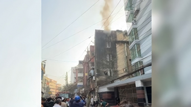 এবার রাজধানীর জিগাতলায় আবাসিক ভবনে আগুন