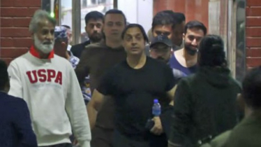 গভীর রাতে ঢাকায় পৌঁছেছেন শোয়েব আখতার