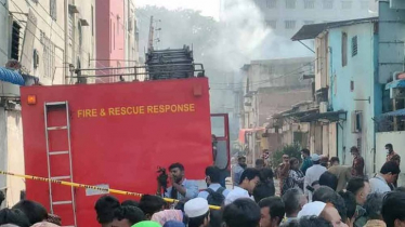 মিরপুরের আগুনে ছড়াচ্ছে ক্লোরিন গ্যাস, বাড়ছে স্বাস্থ্যঝুঁকি