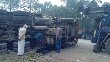 বছরের প্রথম সকালে পুঠিয়ায় বালুবাহী ট্রাক উল্টে প্রাণহানি ৪