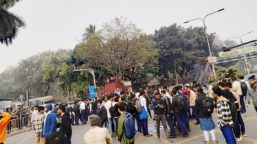 তেজগাঁও কলেজ শিক্ষার্থীদের ফার্মগেট অবরোধ