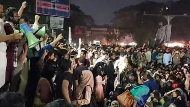 পুলিশী হামলার প্রতিবাদে ইনকিলাব মঞ্চের শাহবাগ অবরোধ, তীব্র যানজট পুলিশী হামলার প্রতিবাদে ইনকিলাব মঞ্চের শাহবাগ অবরোধ, তীব্র যানজট