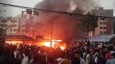 উত্তরায় কাঁচাবাজারে ভয়াবহ অগ্নিকাণ্ড, নিয়ন্ত্রণে ৫ ইউনিট উত্তরায় কাঁচাবাজারে ভয়াবহ অগ্নিকাণ্ড, নিয়ন্ত্রণে ৫ ইউনিট