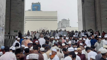 বৃষ্টিভেজা সকালে বায়তুল মোকাররমে ঈদের চতুর্থ জামাতে মুসল্লিদের ঢল বৃষ্টিভেজা সকালে বায়তুল মোকাররমে ঈদের চতুর্থ জামাতে মুসল্লিদের ঢল
