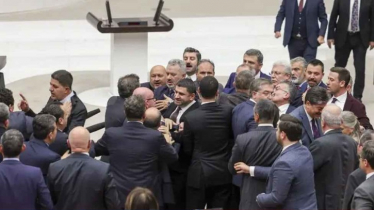 তুরস্কের সংসদে বাজেট অধিবেশনে ১০ মিনিটের হাতাহাতি