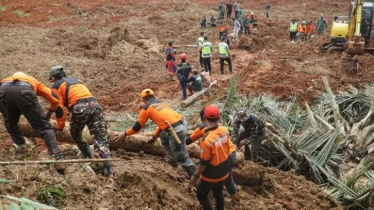 ইন্দোনেশিয়ায় ভূমিধসে নিহত ৭, নিখোঁজ ৮২ ইন্দোনেশিয়ায় ভূমিধসে নিহত ৭, নিখোঁজ ৮২