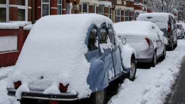 তুষারঝড়ে বিপর্যস্ত যুক্তরাজ্য, শত শত স্কুল বন্ধ