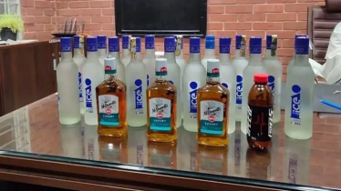 জাবির হল থেকে ২১ বোতল বিদেশি মদ উদ্ধার, শিক্ষার্থী আটক