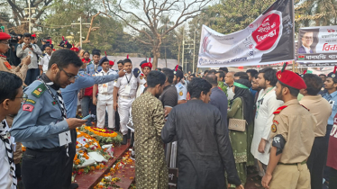 ভাষা শহীদদের প্রতি শ্রদ্ধা জানাতে শহীদ মিনারে জনতার ঢল