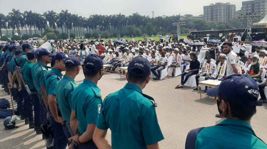 সনদ অনুষ্ঠানের মঞ্চের সামনে জুলাই শহীদ পরিবার-আহতদের অবস্থান
