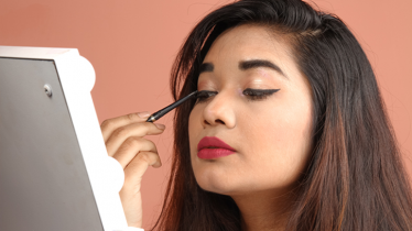 বর্ষায় কাজল ব্যবহার করবেন যেভাবে