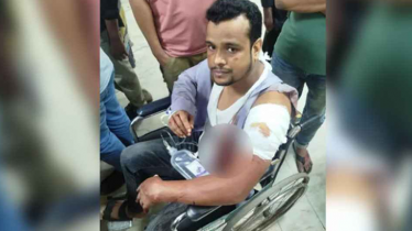 রাজধানীতে পুলিশকে ছুরি মেরে ফোন ছিনতাই 