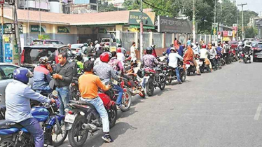 রাজধানীর ফিলিং স্টেশনগুলোতে আজও জ্বালানির জন্য দীর্ঘ লাইন রাজধানীর ফিলিং স্টেশনগুলোতে আজও জ্বালানির জন্য দীর্ঘ লাইন