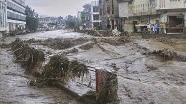 পাকিস্তানে বন্যা ও ভূমিধসে নিহত বেড়ে ৩৫১