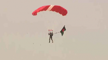 বিজয় দিবসে পতাকা হাতে প্যারাস্যুটিংয়ে রেকর্ড গড়ল বাংলাদেশ