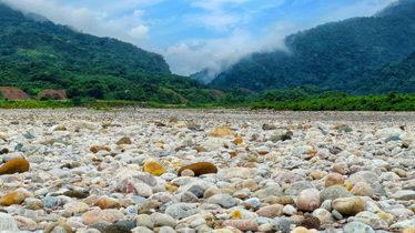 সাদাপাথরে পর্যটকবাহী ছাড়া সব নৌকা চলাচল নিষিদ্ধ