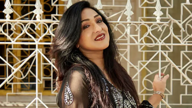 গ্ল্যামারের চেয়ে চরিত্রকেই প্রাধান্য দেন ঋতুপর্ণা গ্ল্যামারের চেয়ে চরিত্রকেই প্রাধান্য দেন ঋতুপর্ণা