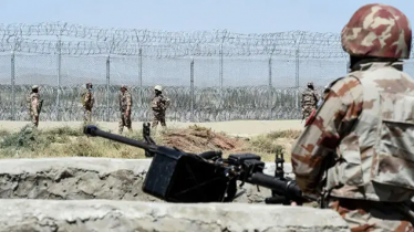 পাকিস্তান-আফগানিস্তান সীমান্তে ফের গোলাগুলি পাকিস্তান-আফগানিস্তান সীমান্তে ফের গোলাগুলি