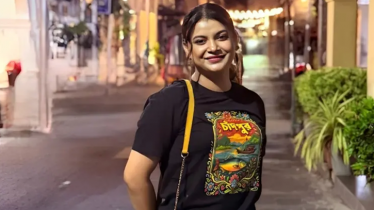 হানিমুনে শবনম ফারিয়া, নতুন ছবিতে ফের বিতর্ক