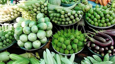 রাজধানীর বাজারে সবজির দাম লাগামহীন, চার পদেই ৩০০ টাকা খরচ