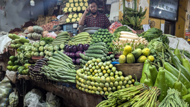 বাজারে মৌসুমি সবজি উঠলেও কমছে না দাম