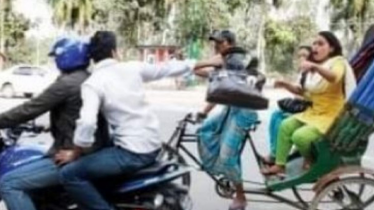 সংসদ ভবনের সামনে ছিনতাইকারীর টানে রিকশা থেকে পড়ে শিক্ষিকার মৃত্যু
