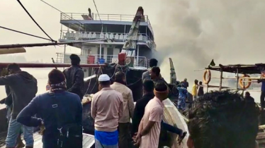 সেন্ট মার্টিনগামী জাহাজে আগুনে নিহত ১, জীবিত উদ্ধার ১৫