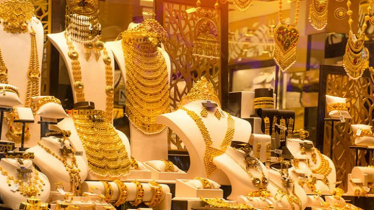 রেকর্ড উচ্চতার পর দেশের বাজারে সোনার দাম হঠাৎ বড় ধাক্কা রেকর্ড উচ্চতার পর দেশের বাজারে সোনার দাম হঠাৎ বড় ধাক্কা