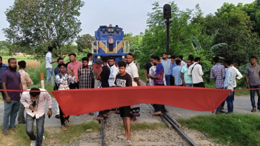 রাজশাহীতে রেলপথ অবরোধ, বন্ধ সারাদেশের সঙ্গে ট্রেন চলাচল