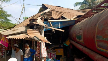 নোয়াখালীতে তেলবাহী ট্রাক দোকানে ঢুকে নিহত ২