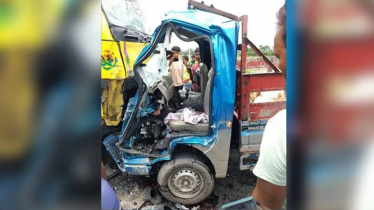বগুড়ায় দুই ট্রাকের মুখোমুখি সংঘর্ষ, নিহত ৪ বগুড়ায় দুই ট্রাকের মুখোমুখি সংঘর্ষ, নিহত ৪