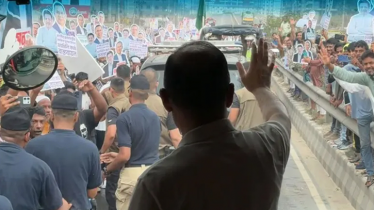 বগুড়ার পথে প্রধানমন্ত্রী