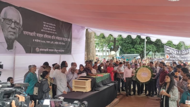 ভাষাসংগ্রামী আহমদ রফিকের কফিনে শেষ শ্রদ্ধায় সর্বস্তরের মানুষ ভাষাসংগ্রামী আহমদ রফিকের কফিনে শেষ শ্রদ্ধায় সর্বস্তরের মানুষ