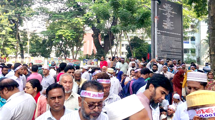 ব্যারিকেড ভেঙে শাহবাগে শিক্ষকরা, যানচলাচল বন্ধ ব্যারিকেড ভেঙে শাহবাগে শিক্ষকরা, যানচলাচল বন্ধ