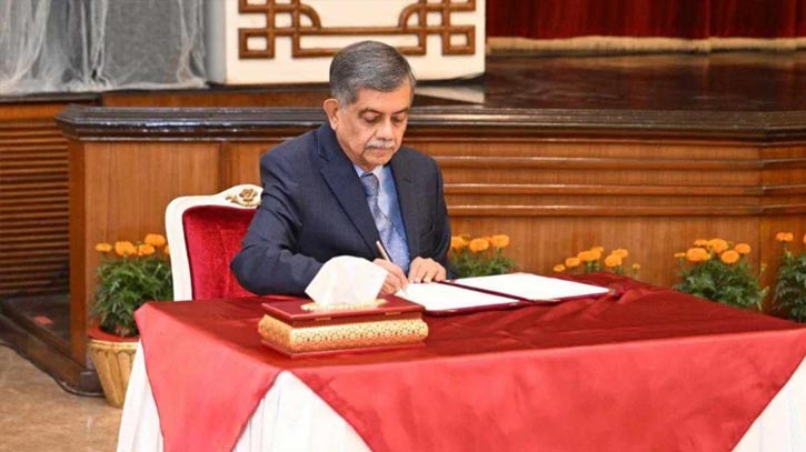 ‘ছাত্রছাত্রীরা দেশের ভেতরেই তাদের ভবিষ্যৎ দেখতে পাবে’ ‘ছাত্রছাত্রীরা দেশের ভেতরেই তাদের ভবিষ্যৎ দেখতে পাবে’