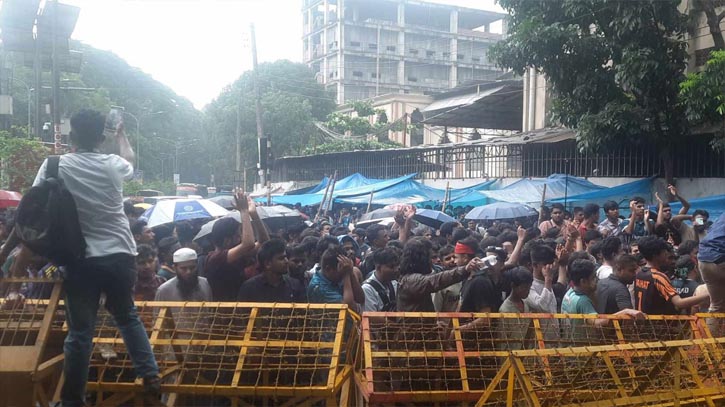 পুলিশের বাধায় কাকরাইলে অবস্থান জগন্নাথের শিক্ষার্থীদের