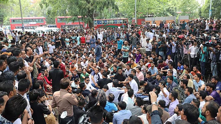 সাম্য হত্যা: ঢাবিতে ক্লাস–পরীক্ষা বন্ধ করে শিক্ষার্থীদের বিক্ষোভ